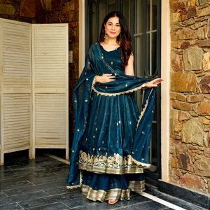 Conjunto de Lehenga Anarkali Azul Bordado en Oro con Lentejuelas y Dupatta de Resham, Sin Mangas, Traje Tradicional Indio para Bodas y Diwali - Product Image 1