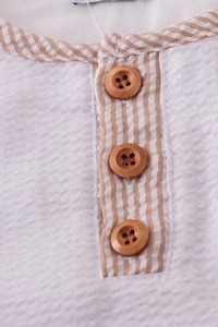 Ensemble de shorts à rayures Seersucker marron blanc léger et respirant avec haut assorti Vêtements d'été décontractés pour garçons - Product Image 3