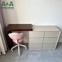 Bureau d'écriture nordique simple et élégant avec bibliothèque intégrée, design convivial, idéal pour le travail quotidien et l'étude à domicile dans la chambre.