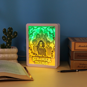 Veilleuse Stranger Things en boîte à ombres avec photo gravée, cadre ABS, veilleuse LED 3D personnalisée, lampe <span class=keywords><strong>de</strong></span> bureau pour <span class=keywords><strong>la</strong></span> décoration intérieure, cadeau <span class=keywords><strong>de</strong></span> luxe - Product Image 2