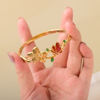Gelang Manset Baja Anti Karat Berlapis Emas 18K dengan Hiasan Bunga dan Daun Enamel yang Elegan, Hadiah untuk Wanita