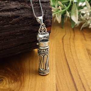 Collar con Colgante de Botella Ishvara de Cristal: Colgante Dorado de Latón, Estilo Vintage Antiguo Victoriano, con Compartimento Secreto para Recuerdos - Product Image 5