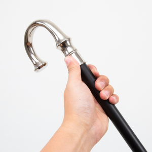 Canne de luxe en métal avec poignée courbée argentée et tige noire pour la marche - Product Image 4
