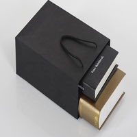 Vente en gros d'usine de sacs à provisions cadeaux en papier kraft noir enduit de bonne qualité avec logo personnalisé pour bougie