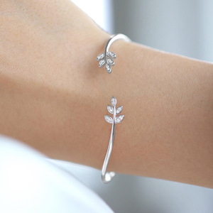 Commercio all'ingrosso in argento 925 Sterling braccialetti minimalisti in rodio placcato braccialetti con foglie di zircone alla moda per le donne - Product Image 4