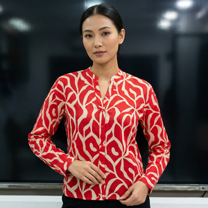Blusa de Popelina 100% Algodón con Estampado Geométrico Rojo para Mujer, Manga Larga, Cuello en V, Botones, Ecológica, Informal, Corte Regular, para Todas las Temporadas - Product Image 1