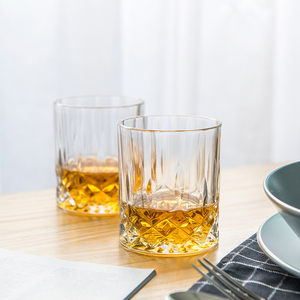 NOVARE Élégant Coffret de 5 Verres à Vin Carrés Gravés de 750 ml avec Bouchon en Verre Transparent – Cadeaux d'Affaires - Product Image 5