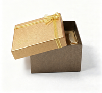 Boîte cadeau rigide carrée de luxe avec doublure en satin, logo personnalisé en feuille d'or, ruban et nœud, emballage cadeau