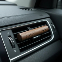 Diffuseur d'air pour voiture en bois de noyer naturel, forme tube, parfum et décoration pour l'air ambiant de la voiture, couleur orange, dernière collection.
