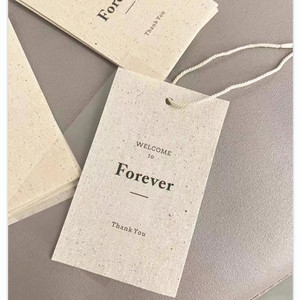 Étiquette volante personnalisée en papier kraft brun imprimé pour vêtements, marque privée, OEM, en papier recyclé - Product Image 1