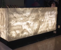 Bureau de réception en onyx rétro-éclairé blanc comptoir en pierre translucide avec fausse feuille d'albâtre pour hôtel et restaurant