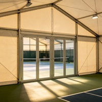 Abri de sport extérieur imperméable avec structure en aluminium et isolation thermique pour terrains de sport
