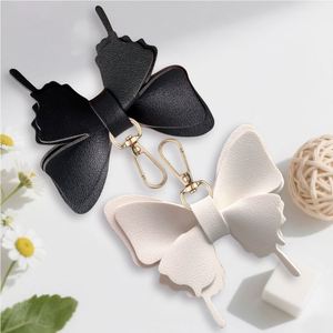Porte-clés papillon simulé en cuir PU, petit et élégant, pour sac ou voiture, vente en gros - Product Image 2