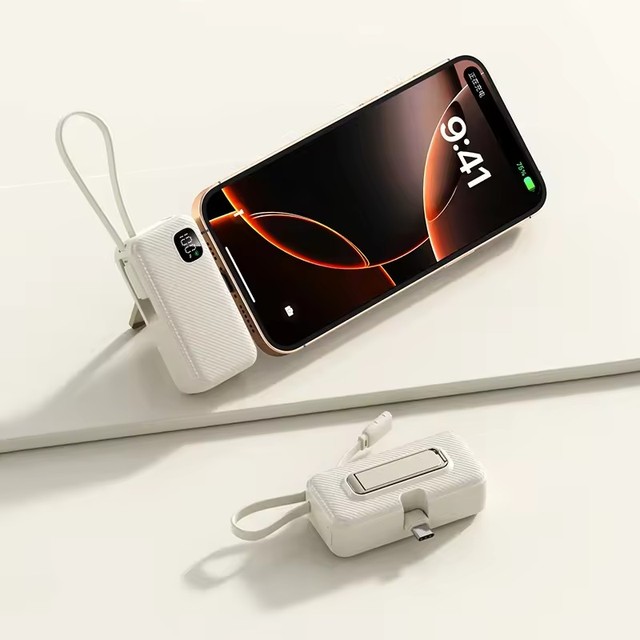 2026 5000 MAh Li-Polymer Battery 15W 22.5W 3A Fast Charging Mini Portable Charger with Built-in C/L Cable and Stand