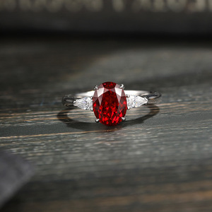 Cổ điển ba đá <span class=keywords><strong>ruby</strong></span> kim cương Nhẫn Tự nhiên Vivid Red 2.1 CT. OVAL-<span class=keywords><strong>cut</strong></span> bạch kim White Gold Wedding Band đối với phụ nữ - Product Image 2