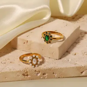 Nuovo arrivo anello con smeraldo di perle bianche gioielli Vintage anello impilabile con perle di pietra verde di forma ovale in acciaio inossidabile placcato oro 18 carati