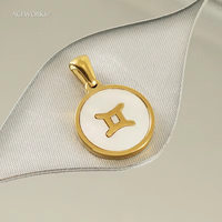Charmes du zodiaque en coquillages |   Pendentif en forme de pièce de monnaie de 16 mm en acier inoxydable plaqué or 18 carats PVD |   Hypoallergénique, imperméable et résistant au ternissement