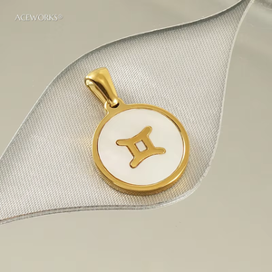 Amuletos del Zodiaco de Concha |   Colgante de Moneda de 16 mm en Acero Inoxidable Chapado en Oro PVD de 18K |   Hipoalergénico, Resistente al Agua y al Deslustre - Product Image 4