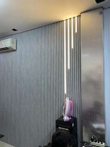 ألواح حائط مضلعة من مادة WPC و PVC بمظهر خشبي للديكور الداخلي مع شريط إضاءة LED للفنادق والترفيه ولوح WPC للزينة - Product Image 5