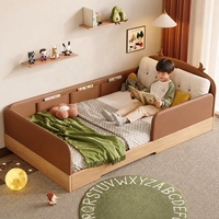 Lit enfant moderne multifonctionnel en cuir souple avec poches de rangement latérales intégrées, cadre en bois massif, écologique et durable
