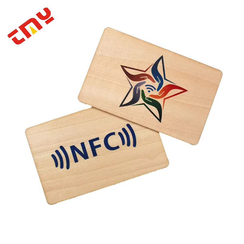 Porta carte di credito in legno impermeabile programmabile 13.56Mhz Rfid Card riciclabile personalizzato incidere fedeltà carta NFC in legno di bambù