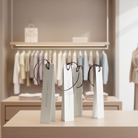 Étiquettes suspendues personnalisées en vinyle blanc imperméable pour vêtements, design minimaliste violet imprimé, étiquettes d'emballage avec cordon élastique