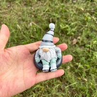 Modèle de gnome de ski en résine bleue en gros, ornements de table, peint à la main, bonhomme de neige artistique d'hiver pour cadeau de Noël, saison des fêtes