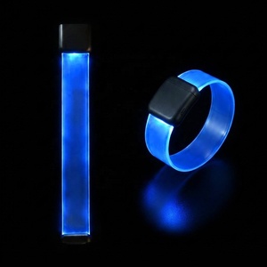 Bracelet LED magnétique en TPU, multicolore, clignotant, lumineux, pour fête, concert, logo personnalisé, vente en gros - Product Image 1