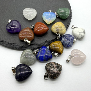 La tienda callejera Chul ofrece colgantes de cuarzo rosa natural en forma de corazón, collares con forma de corazón y accesorios para hombres y mujeres. - Product Image 2