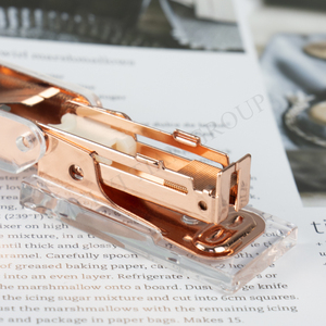 Mini <span class=keywords><strong>agrafeuse</strong></span> super mignonne, petite <span class=keywords><strong>agrafeuse</strong></span> de bureau sans bourrage avec corps en acrylique transparent, or <span class=keywords><strong>rose</strong></span> doré, outil d'agrafage manuel de bureau - Product Image 4