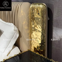 Lit capitonné de luxe italien, taille King, avec tête de lit cannelée en acier inoxydable doré, lit de designer pour villa et maison