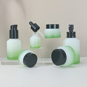 ขวดน้ำหอมแก้วสีเขียวทรงเฉียง ขนาด 15 มล. 30 มล. 50 มล. 60 มล. 100 มล. 120 มล. 200 มล. พร้อมฝาไม้ไผ่/สีเงิน - Product Image 2