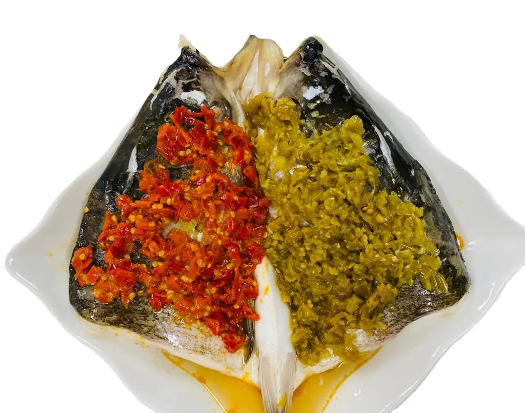 赤と緑のみじん切りチリの魚の頭魚または切り身柔らかくておいしい味のビニール袋輸出魚の頭