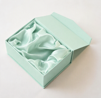 Boîte cadeau magnétique vert menthe à plat, peu encombrante, personnalisable, pliable, en carton rigide avec doublure en ruban de satin
