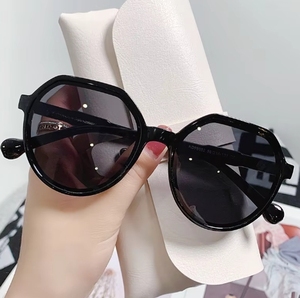 แว่นกันแดดทรงสี่เหลี่ยมเล็ก รุ่นย้อนยุคทันสมัยสำหรับผู้หญิง ป้องกันรังสียูวี 400 สไตล์เกาหลี สีน้ำตาลและขาว กรอบเต็ม เหมาะสำหรับใบหน้าขนาดเล็ก - Product Image 6