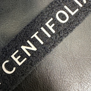 100 ° ป้ายติดเสื้อผ้าแบบรีดติด ตัวอักษรแบบกำหนดเอง C Wash Stable ป้ายแบรนด์นูนลายความถี่สูง ป้ายโลโก้นูนลาย สำหรับเสื้อผ้า - Product Image 2