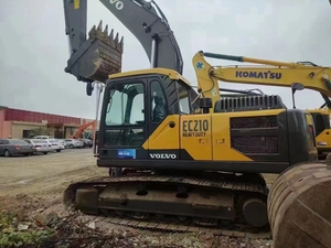 Excavatrice sur chenilles Volvo EC210 d'occasion, d'origine suédoise, de taille moyenne, pour travaux de terrassement, construction routière et infrastructures. - Product Image 1