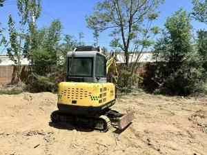 Miniexcavadora de 1 y 2 Toneladas con Accesorios de Barrena, Cucharón y Martillo, Motor, Caja de Cambios y Bomba Importados - Certificación CE - Product Image 4