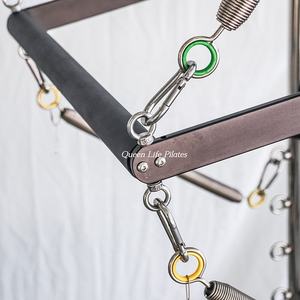 Máquina de Pilates Reformer Clássica de Alta Qualidade Queenlife com Estrutura de Alumínio Branco e Torre Trapeze - Product Image 6