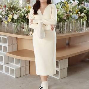 เดรสไหมพรมคอวีสำหรับผู้หญิง แขนยาว เอวธรรมชาติ ความหนาปานกลาง ระบายอากาศได้ดี สไตล์เรียบง่าย เหมาะสำหรับใส่ในฤดูใบไม้ร่วงและฤดูหนาว - Product Image 1