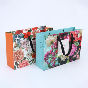 ถุงกระดาษกระดาษแข็งสีขาวพิมพ์โลโก้ได้ตามต้องการถุงของขวัญเครื่องสำอางแบบหรูหราพร้อมที่จับริบบิ้น - Product Image 4