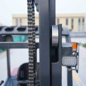 Carrello Elevatore Elettrico Compatto da 1, 2, 2.5, 3, 3.5 Tonnellate con Montante Triplex, Traslatore Laterale, Confortevole ed Economico, a Quattro Ruote Motrici - Product Image 2