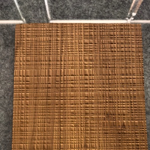 Till combina leggerezza ed eleganza, ricorda le texture di carta intrecciata per il pannello in legno impiallacciato naturale. - Product Image 3