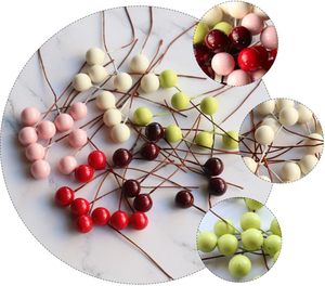 Vente en gros de tiges de baies artificielles rouges de Noël, baies de houx en mousse de 10 mm, brindilles pour couronnes métalliques, en vrac pour fêtes de Noël - Product Image 1