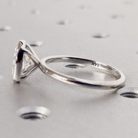 Cincin Tunangan Berlian Buatan Laboratorium Solitaire Bezel Cushion Elongated 0.5-3CT Emas Padat 10K/14K/18K Bersertifikat IGI CVD/HPHT Custom