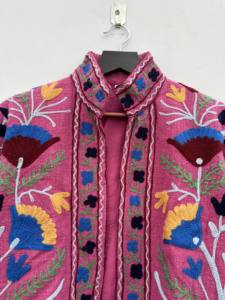 Veste en coton élégante faite à la main Suzani rose pour femmes hiver tendance vêtements d'extérieur belle broderie ouverte sur le devant imprimé polaire - Product Image 4