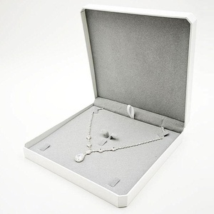 Set di Grandi Scatole Portagioie Quadrate Goffrate alla Moda per Anelli e Pendenti con Design Coperchio e Base - Product Image 5
