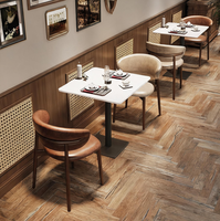 Table à manger carrée moderne de luxe en marbre blanc mat avec base noire dorée pour restaurant, hôtel, café, appartement