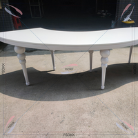 Table serpentine moderne en forme de S noire et blanche de Foshan Furniture pour événements et mariages