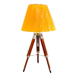 Lámpara de Escritorio Moderna Ajustable con Pantalla Amarilla, Construcción de Madera Pulida y Aluminio, Lámpara Decorativa de Mesa para Oficina y Dormitorio - Product Image 1